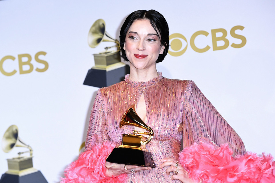 Album Alternative hay nhất thuộc về Daddy’s Home của St. Vincent tại Lễ trao giải Grammy 2022 ngày 3/4/2022. (Ảnh: AFP/TTXVN)