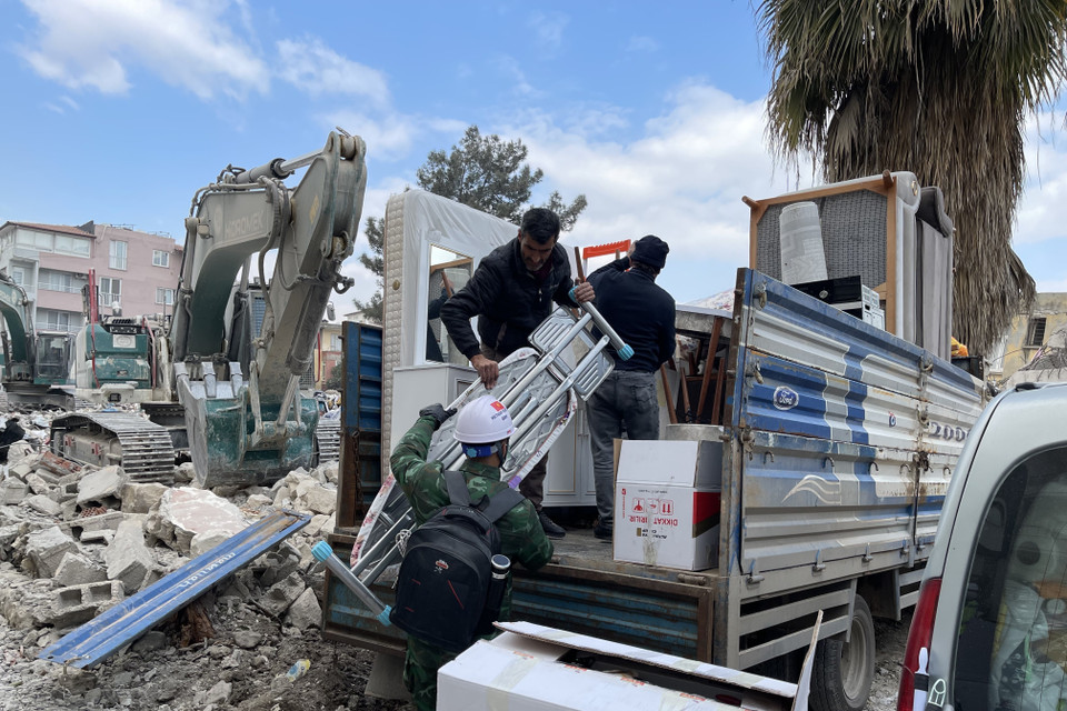 Các chiến sỹ lực lượng cứu hộ, cứu nạn của Quân đội Nhân dân Việt Nam giúp đỡ người dân di chuyển đồ khỏi nơi đổ nát. (Ảnh: TTXVN)