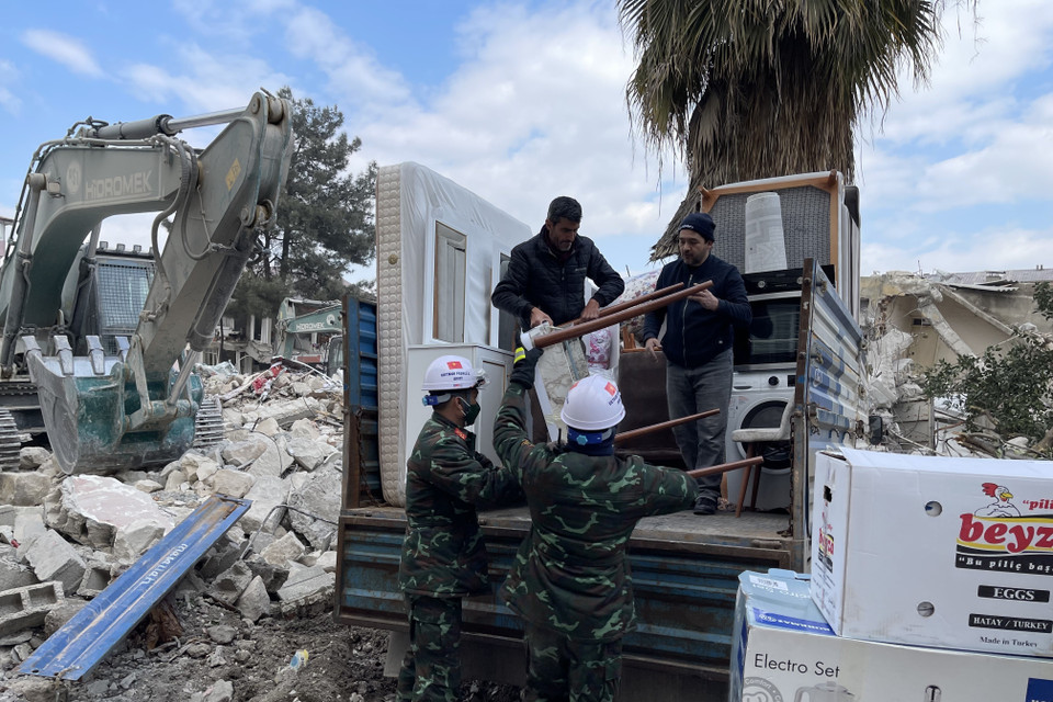 Các chiến sỹ lực lượng cứu hộ, cứu nạn của Quân đội Nhân dân Việt Nam giúp đỡ người dân di chuyển đồ khỏi nơi đổ nát. (Ảnh: TTXVN)