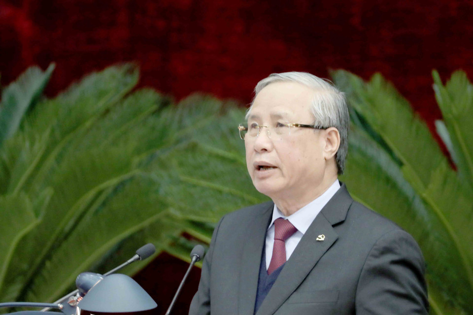 Ông Trần Quốc Vượng, Ủy viên Bộ Chính trị, Thường trực Ban Bí thư trình bày dự thảo Nghị quyết Hội nghị Trung ương lần thứ mười bốn. (Ảnh: Phương Hoa/TTXVN)