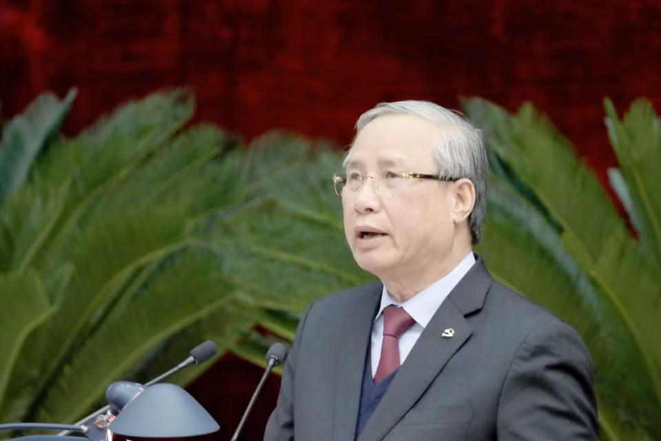 Ông Trần Quốc Vượng, Ủy viên Bộ Chính trị, Thường trực Ban Bí thư trình bày dự thảo Nghị quyết Hội nghị Trung ương lần thứ mười bốn. (Ảnh: Phương Hoa/TTXVN)