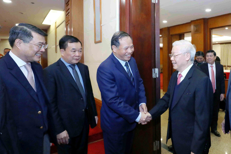 Tổng Bí thư, Chủ tịch nước Nguyễn Phú Trọng với các Ủy viên Trung ương dự hội nghị. (Ảnh: Phương Hoa/TTXVN)