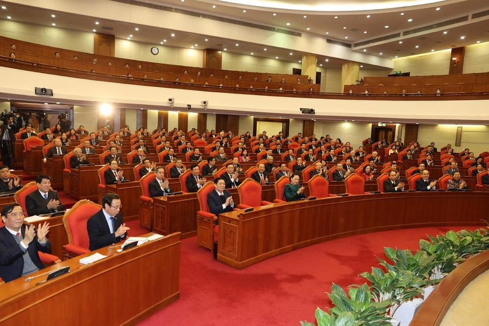 Các vị lãnh đạo Đảng, Nhà nước và các đại biểu dự bế mạc Hội nghị Trung ương lần thứ mười bốn. (Ảnh: Trí Dũng/TTXVN)