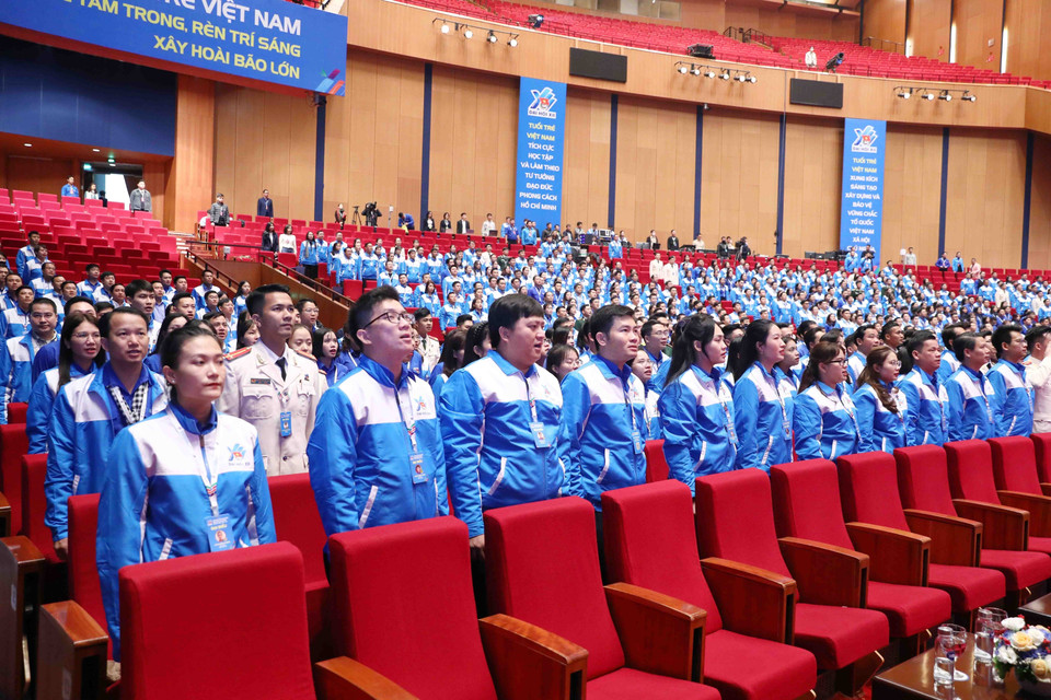 Các đại biểu thực hiện nghi thức chào cờ. (Ảnh: Phạm Kiên/TTXVN)