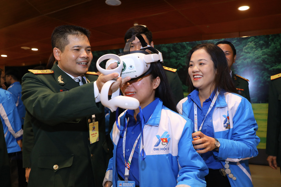 Các đại biểu trải nghiệm sản phẩm công nghệ thực tại ảo của Thanh niên Quân đội. Ảnh: Lâm Khánh - TTXVN