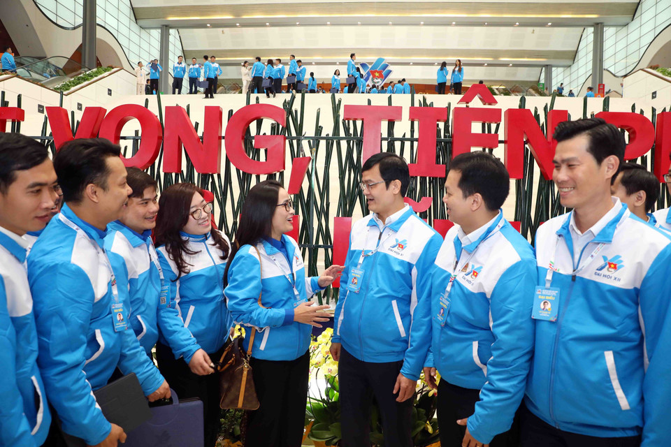 Các đại biểu trao đổi trước phiên khai mạc. (Ảnh: Phạm Kiên/TTXVN)