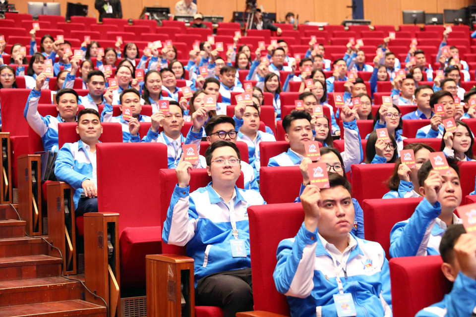 Các đại biểu biểu quyết thông qua nội dung chương trình Đại hội. (Ảnh: Phạm Kiên/TTXVN)