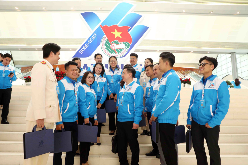 Các đại biểu thể hiện sự quyết tâm, khát vọng của tuổi trẻ. (Ảnh: Phạm Kiên/TTXVN)