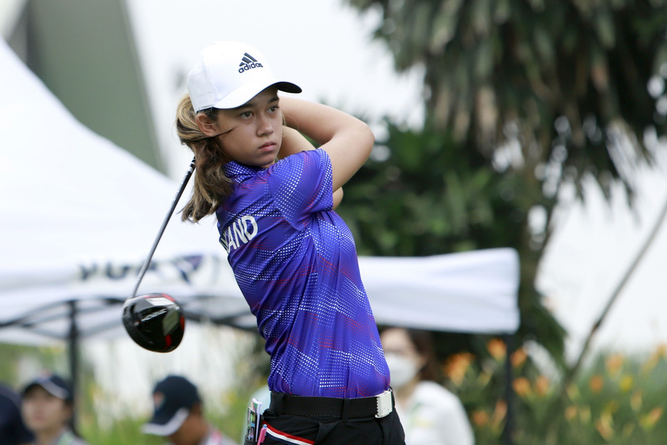 VĐV Eila Galitsky (Thái Lan) thi đấu ở hố golf số 10 vòng 1 cá nhân nữ. (Ảnh: Hoàng Hùng/TTXVN)