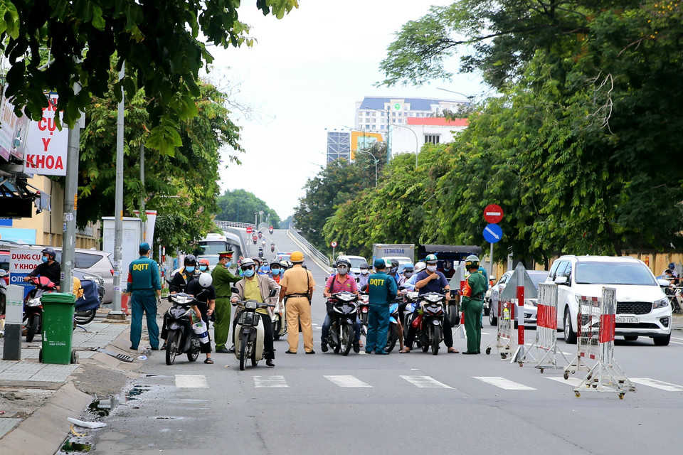 Nhiều người dân lưu thông qua chốt kiểm soát trên đường Nguyễn Thái Sơn (quận Gò Vấp) sáng 13/8 không có lý do theo quy định, được yêu cầu quay về nhà. (Ảnh: Thành Chung/TTXVN)