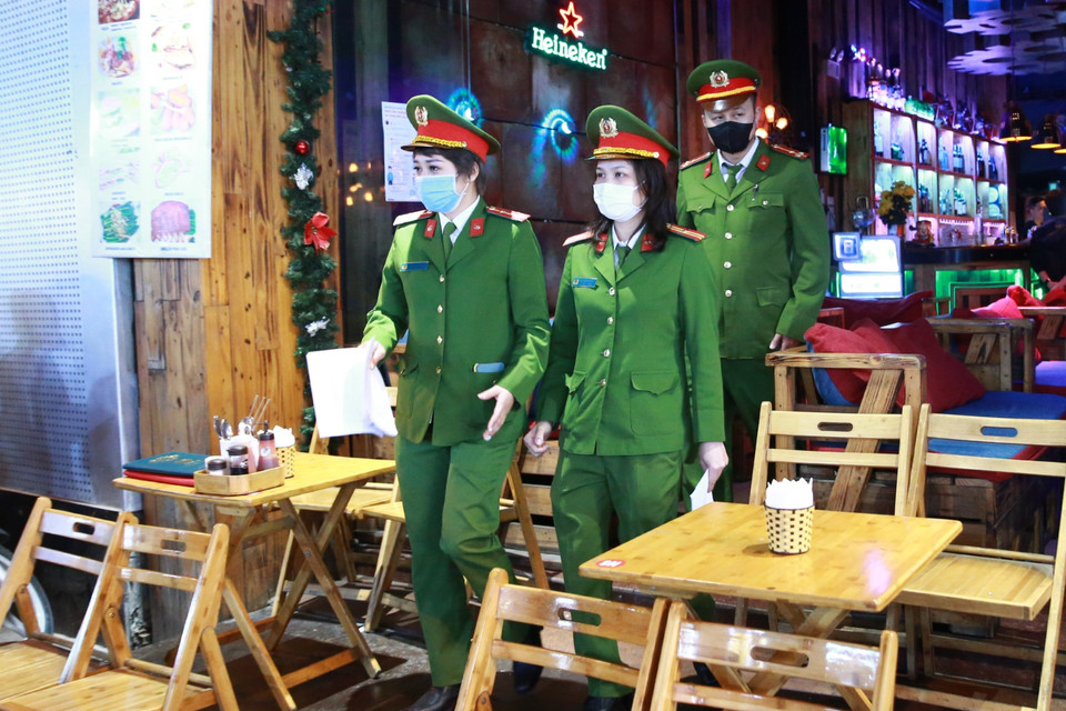 Lực lượng Công an quận Hoàn Kiếm kiểm tra công tác, phòng dịch COVID-19 tại các quán bar, karaoke. (Ảnh: Doãn Tấn/TTXVN)