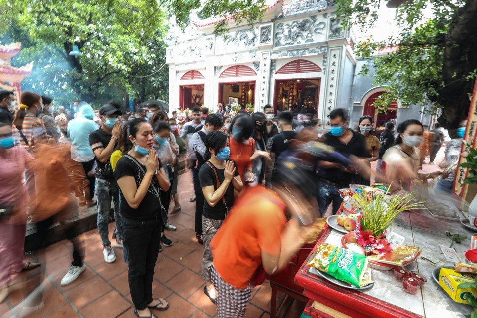 Trưa 19/8, rất đông người dân tập trung tại sân Phủ Tây Hồ tiềm ẩn nguy cơ lây nhiễm dịch bệnh. (Ảnh: Thành Đạt/TTXVN)