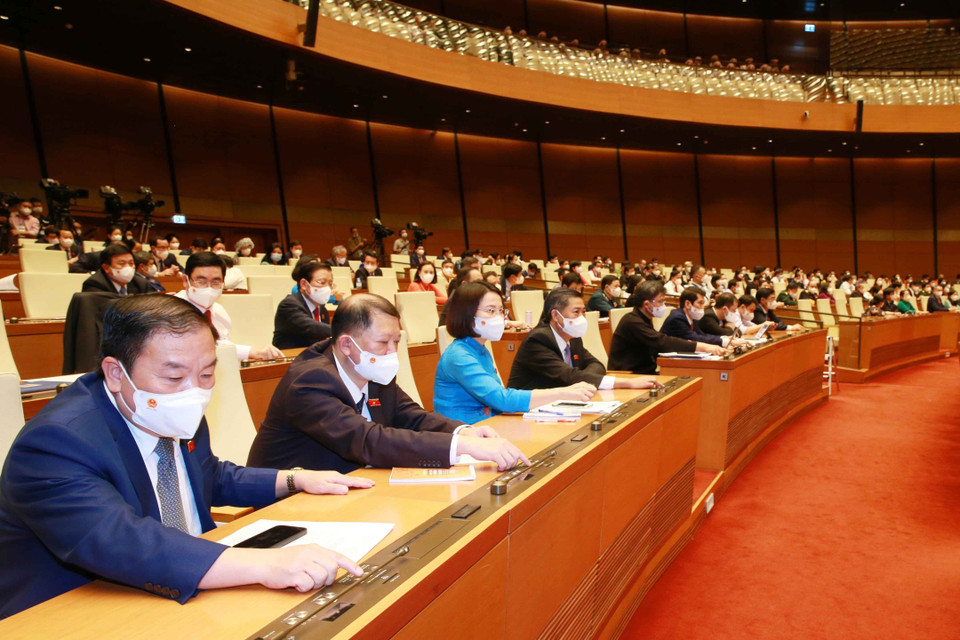 Đoàn đại biểu Quốc hội tỉnh Sơn La biểu quyết thông qua Nghị quyết kỳ họp thứ nhất, Quốc hội khóa XV. (Ảnh: Phương Hoa/TTXVN)