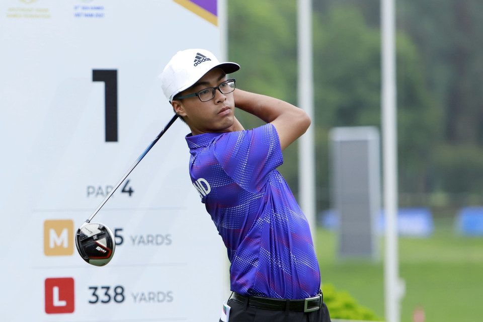 VĐV Weerawish Narkprachar (Thái Lan) thi đấu ở hố golf số 1 tại vòng 1 cá nhân nam. (Ảnh: Hoàng Hùng/TTXVN)