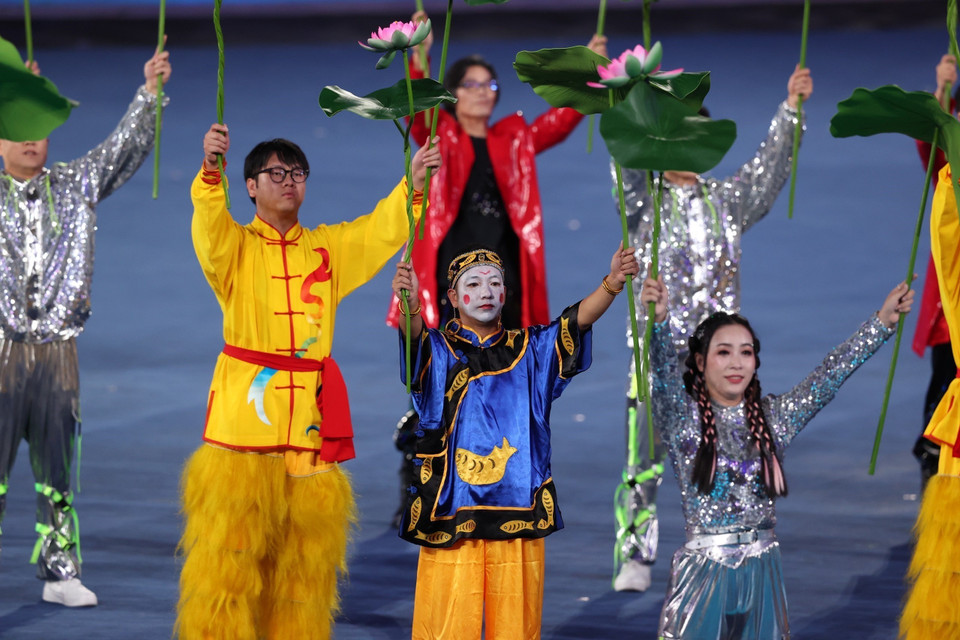 Tiết mục biểu diễn tại Lễ khai mạc Đại hội Thể thao châu Á-ASIAD 19 trên Sân vận động Olympic thành phố Hàng Châu (Trung Quốc). (Ảnh: Hoàng Linh/TTXVN)
