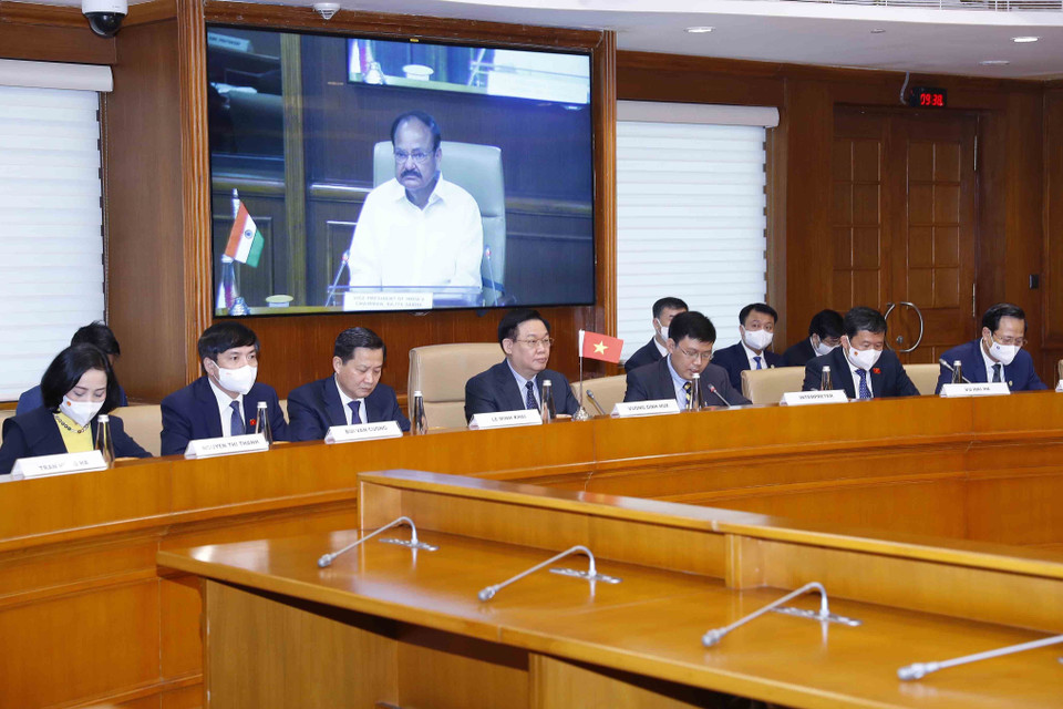 Chủ tịch Quốc hội Vương Đình Huệ chào xã giao Chủ tịch Thượng viện Ấn Độ, Phó Tổng thống Venkaiah Naidu. (Ảnh: Doãn Tấn/TTXVN)