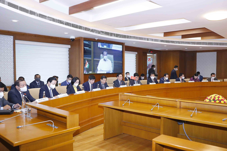 Chủ tịch Quốc hội Vương Đình Huệ chào xã giao Chủ tịch Thượng viện Ấn Độ, Phó Tổng thống Venkaiah Naidu. (Ảnh: Doãn Tấn/TTXVN)