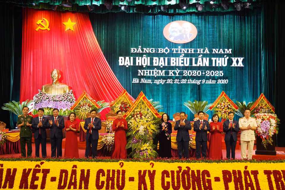Bà Trương Thị Mai, Ủy viên Bộ Chính trị, Bí thư Trung ương Đảng, Trưởng Ban dân vận Trung ương tặng hoa chúc mừng Đại hội. (Ảnh Đại Nghĩa/TTXVN)