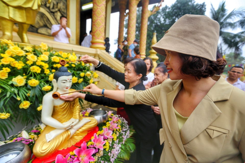 Nghi thức tắm Phật bằng nước ướp hương, gột rửa những điều không may mắn trong năm cũ để sang năm mới mọi sự được như ý. (Ảnh: Tuấn Đức/TTXVN)