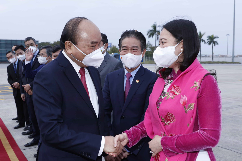 Phó Chủ tịch nước Võ Thị Ánh Xuân tiễn Chủ tịch nước Nguyễn Xuân Phúc tại Sân bay Quốc tế Nội Bài. (Ảnh: Thống Nhất/TTXVN)