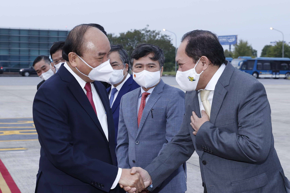 Sáng 21/12, Chủ tịch nước Nguyễn Xuân Phúc dẫn đầu Đoàn cấp cao Việt Nam rời Thủ đô Hà Nội, lên đường thăm cấp Nhà nước Vương quốc Campuchia theo lời mời của Quốc vương Campuchia Norodom Sihamoni. (Ảnh: Thống Nhất/TTXVN)