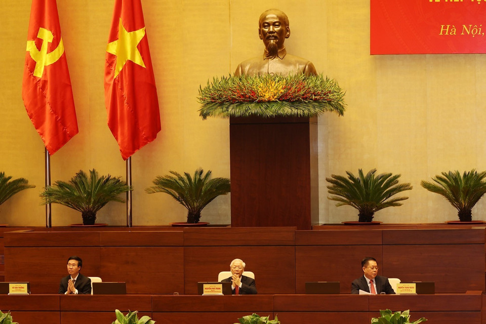 Tổng Bí thư Nguyễn Phú Trọng, Thường trực Ban Bí thư Võ Văn Thưởng và Trưởng Ban Tuyên giáo Trung ương Nguyễn Trọng Nghĩa chủ trì hội nghị. (Ảnh: Trí Dũng/TTXVN)