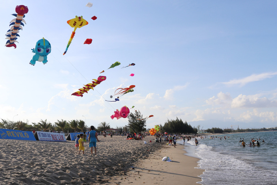 Biểu diễn diều nghệ thuật tại bãi biển Bình Sơn, thành phố Phan Rang-Tháp Chàm (Ninh Thuận), trong tuần Lễ hội Nho và Vang Ninh Thuận năm 2019. (Ảnh: Nguyễn Thành/TTXVN)