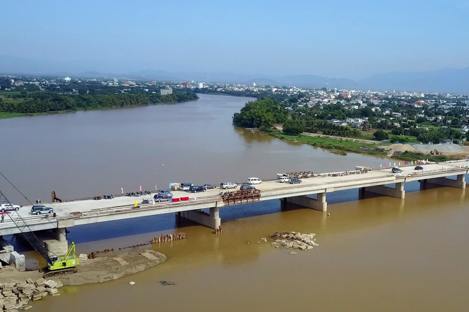 Hợp long công trình đập hạ lưu sông Dinh, nối hai bờ sông thuộc địa bàn thành phố Phan Rang-Tháp Chàm và huyện Ninh Phước, tỉnh Ninh Thuận. (Ảnh: Công Thử/TTXVN)