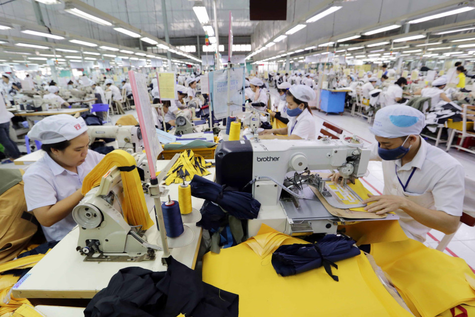Công ty trách nhiệm hữu hạn may Tiến Thuận (thành phố Phan Rang, tỉnh Ninh Thuận) chuyên gia công hàng quần, áo các loại xuất khẩu sang thị trường Nhật Bản, Mỹ, châu Âu. (Ảnh: Trần Việt/TTXVN)