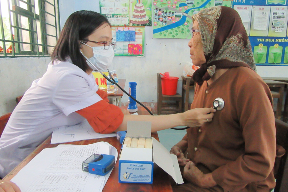Bác sỹ khám bệnh, tư vấn sức khỏe cho người dân xã Phước Nam, huyện Thuận Nam, tỉnh Ninh Thuận. (Ảnh: Nguyễn Thành/TTXVN)