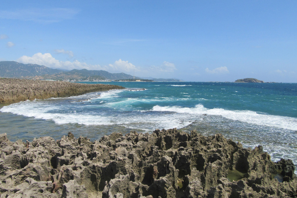 Hòn Đỏ thuộc địa phận xã biển Thanh Hải, huyện Ninh Hải (Ninh Thuận) là một quần thể san hô cổ hóa thạch do sóng biển bào mòn theo thời gian tạo thành. Đến Hòn Đỏ, du khách có dịp hòa mình vào khung cảnh thiên nhiên hoang sơ tuyệt đẹp; tham gia nhiều hoạt động hấp dẫn như chụp ảnh nghệ thuật, tắm biển, lặn ngắm san hô, cắm trại giữa rừng dương tận hưởng gió biển mát rượi, trong lành. (Ảnh: Nguyễn Thành/TTXVN)