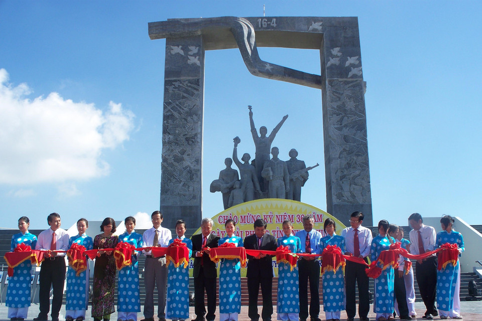 Lễ cắt băng khánh thành tượng đài chiến thắng 16/4 tại thành phố Phan Rang-Tháp Chàm, tỉnh Ninh Thuận. (Ảnh: Công Thử/TTXVN)