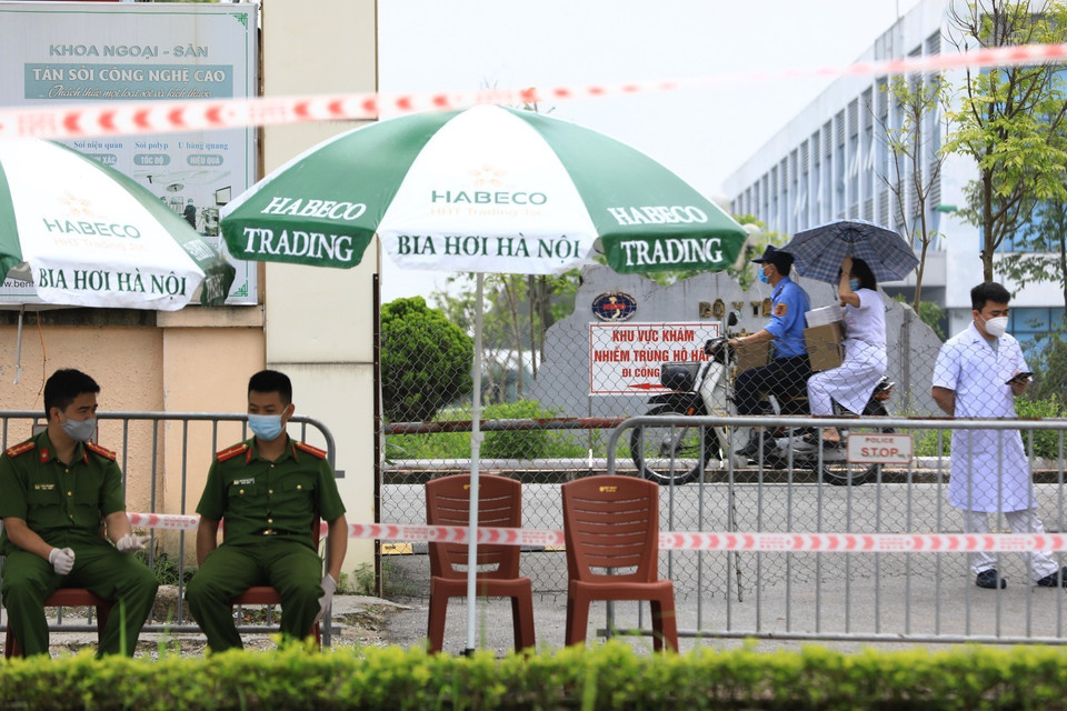 Chủ tịch thành phố cũng nhấn mạnh bệnh viện sẽ trong trạng thái nội bất xuất, ngoại bất nhập. Kể cả bệnh nhân và người nhà bệnh nhân cũng không ra khỏi viện. (Ảnh: Thành Đạt/ TTXVN)