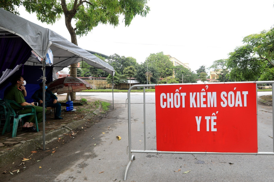 Lực lượng công an, dân quân tự vệ lập chốt chặn xung quanh khu vực Bệnh viện đảm bảo công tác phòng chống dịch. (Ảnh: Thành Đạt/TTXVN)