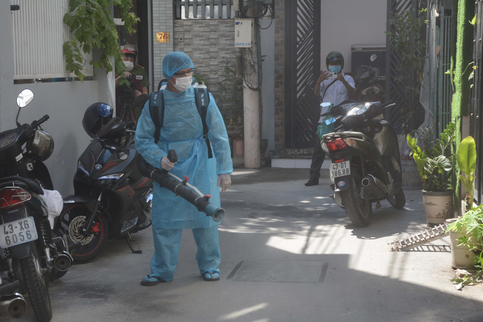 Nhân viên y tế Đà Nẵng phu thuốc khử khuẩn từng nhà, đường ngõ tại khu vực dân cư nơi bệnh nhân COVID-19 số 418 sinh sống. (Ảnh: Võ Dũng/TTXVN)