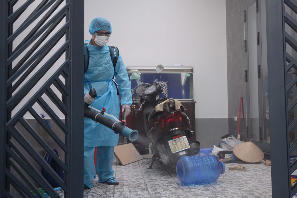 Nhân viên y tế Đà Nẵng phu thuốc khử khuẩn từng nhà, đường ngõ tại khu vực dân cư nơi bệnh nhân COVID-19 số 418 sinh sống. (Ảnh: Võ Dũng/TTXVN)