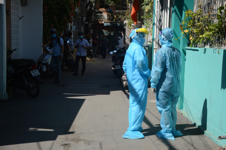 Nhân viên y tế Đà Nẵng tiến hành truy vết, khoanh vùng điều tra lịch sử dịch tễ ở khu vực dân cư, nơi sinh sống của bệnh nhân COVID-19 số 418. (Ảnh: Võ Dũng/TTXVN)