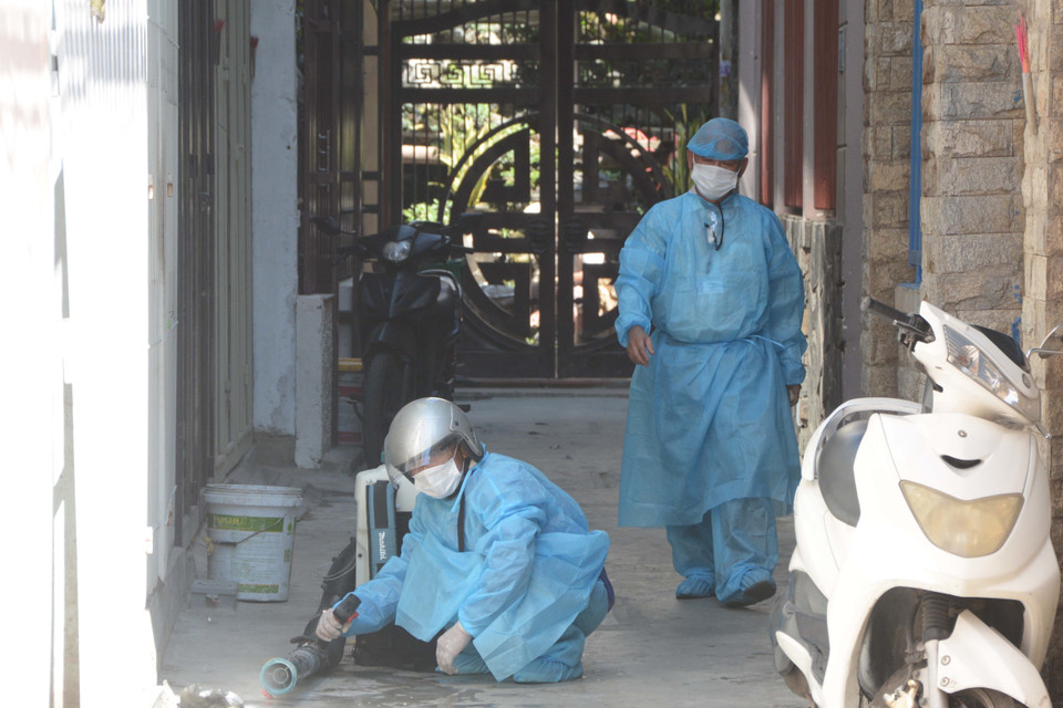 Nhân viên y tế Đà Nẵng phun thuốc khử trùng từng nhà, đường ngõ tại khu vực dân cư nơi bệnh nhân COVID-19 số 418 sinh sống. (Ảnh: Võ Dũng/TTXVN)