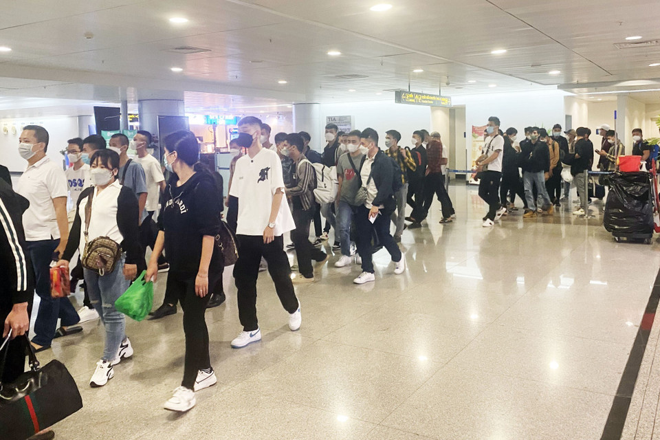 Các công dân Việt Nam từ Philippines về đến sân bay Tân Sơn Nhất. (Ảnh: TTXVN phát)