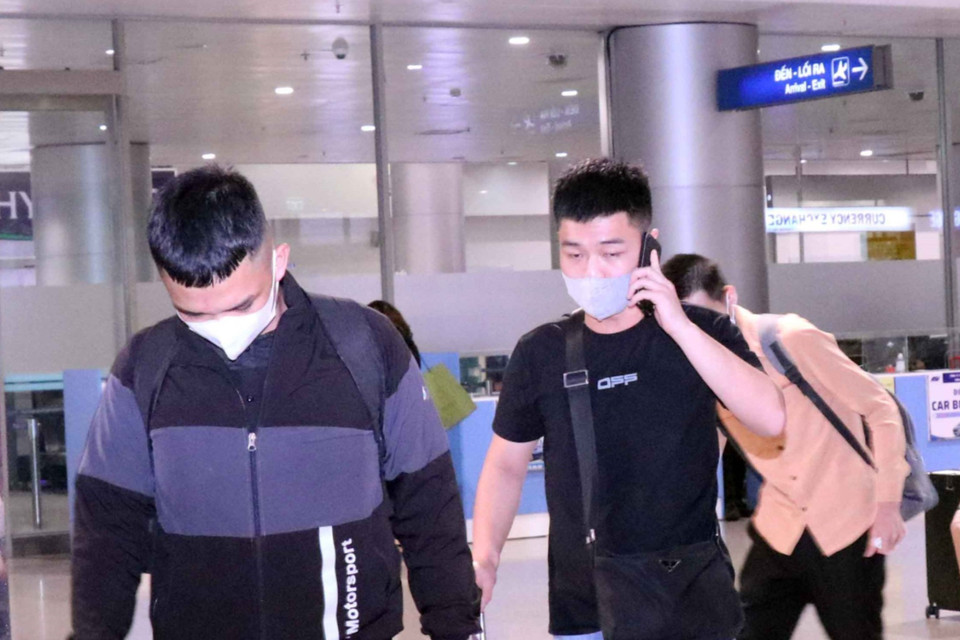 Các công dân Việt Nam từ Philippines về đến sân bay Tân Sơn Nhất. (Ảnh: Xuân Khu/TTXVN)