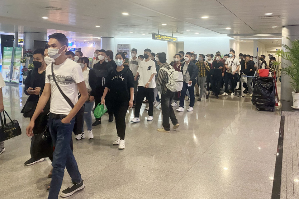 Rạng sáng 30/5, 60 công dân Việt Nam đầu tiên trong số 437 người được lực lượng chức năng Philippines giải cứu ngày 4/5/2022 tại tỉnh Pampanga, gần thủ đô Manila, về đến sân bay Tân Sơn Nhất, Thành phố Hồ Chí Minh. (Ảnh: TTXVN phát)