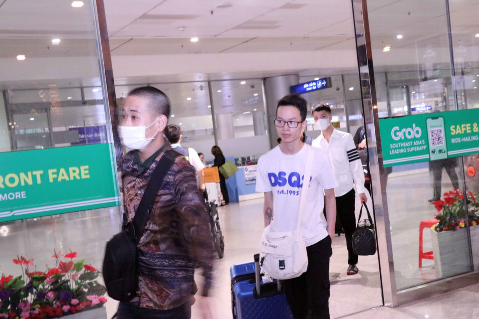 Các công dân Việt Nam từ Philippines về đến sân bay Tân Sơn Nhất. (Ảnh: Xuân Khu/TTXVN)