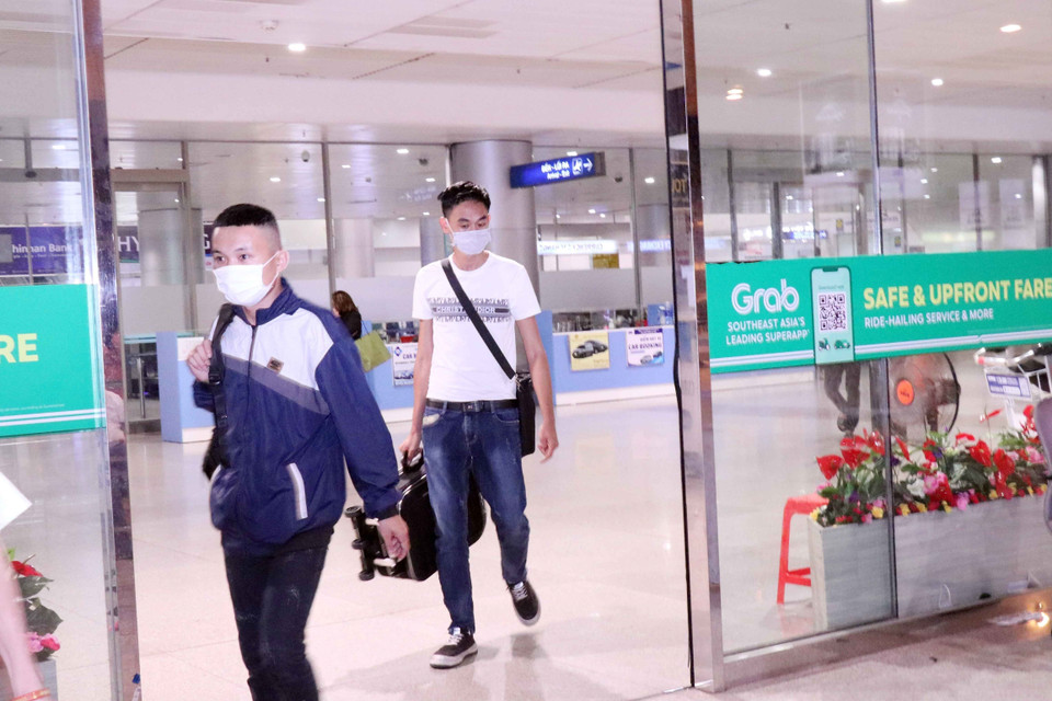 Các công dân Việt Nam từ Philippines về đến sân bay Tân Sơn Nhất. (Ảnh: Xuân Khu/TTXVN)