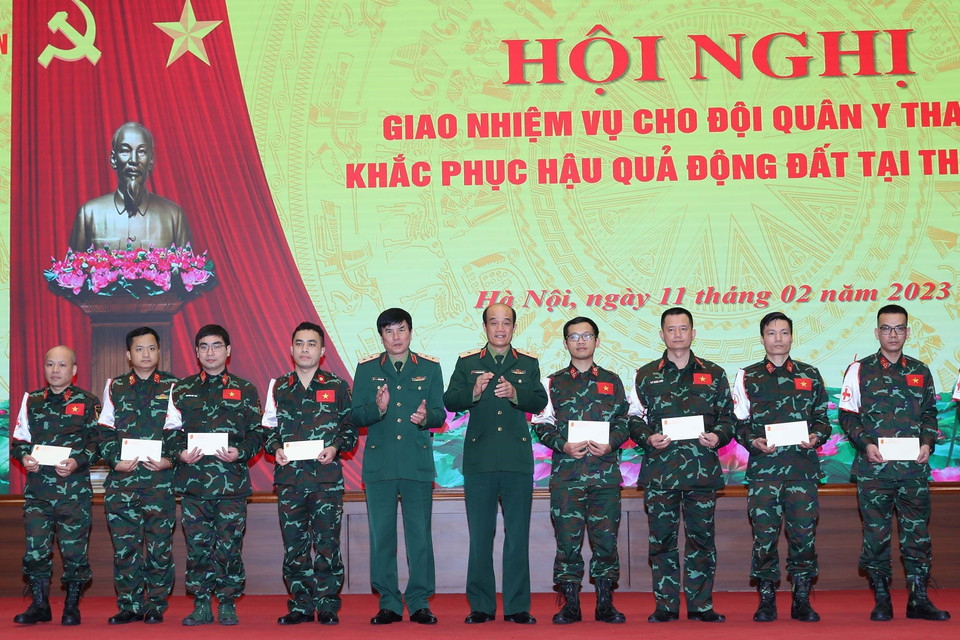 Lãnh đạo Tổng cục Hậu cần tặng quà, động viên cán bộ, chiến sỹ trước khi lên đường. (Ảnh: Trọng Đức/TTXVN)