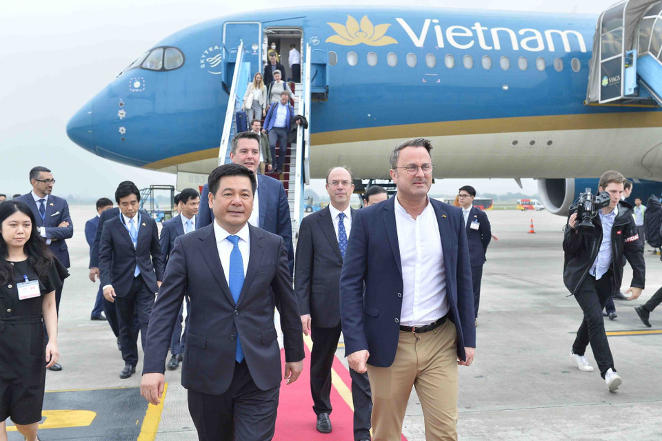 Bộ trưởng Bộ Công Thương Nguyễn Hồng Diên đón Thủ tướng Đại Công quốc Luxembourg Xavier Bettel tại Sân bay Quốc tế Nội Bài, Hà Nội. (Ảnh: Minh Đức/TTXVN)