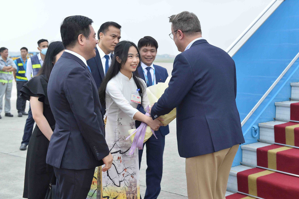 Lễ đón Thủ tướng Đại Công quốc Luxembourg Xavier Bettel tại Sân bay Quốc tế Nội Bài, Hà Nội. (Ảnh: Minh Đức/TTXVN)