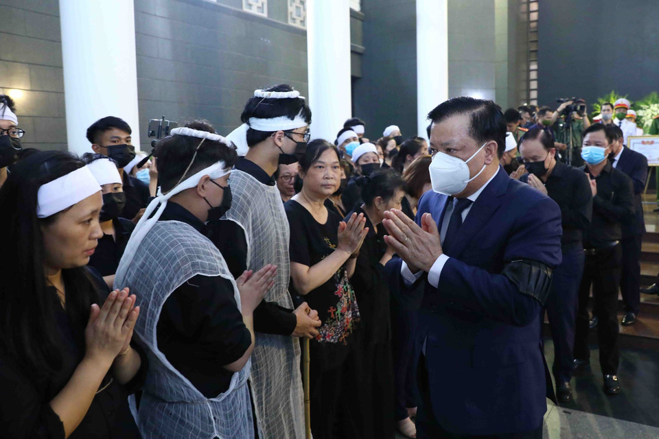 Đoàn đại biểu Thành ủy, Hội đồng Nhân dân, Ủy ban Nhân dân và Mặt trận Tổ quốc Việt Nam thành phố Hà Nội do ông Đinh Tiến Dũng, Ủy viên Bộ Chính trị, Bí thư Thành ủy dẫn đầu làm trưởng đoàn vào viếng. (Ảnh: Phạm Kiên/TTXVN)