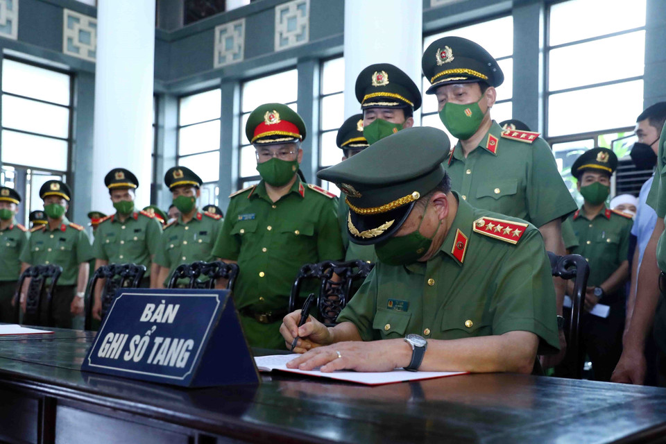 Đại tướng Tô Lâm, Ủy viên Bộ Chính trị, Bộ trưởng Bộ Công an ghi sổ tang tưởng niệm 3 chiến sỹ cảnh sát phòng cháy chữa cháy và cứu nạn cứu hộ hy sinh khi làm nhiệm vụ. (Ảnh: Phạm Kiên/TTXVN)