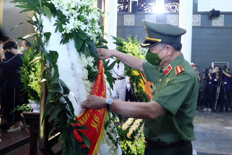 Đoàn đại biểu Đảng ủy, lãnh đạo Bộ Công an do Đại tướng Tô Lâm, Ủy viên Bộ Chính trị, Bộ trưởng Bộ Công an làm trưởng đoàn viếng 3 Liệt sỹ. (Ảnh: Phạm Kiên/TTXVN)