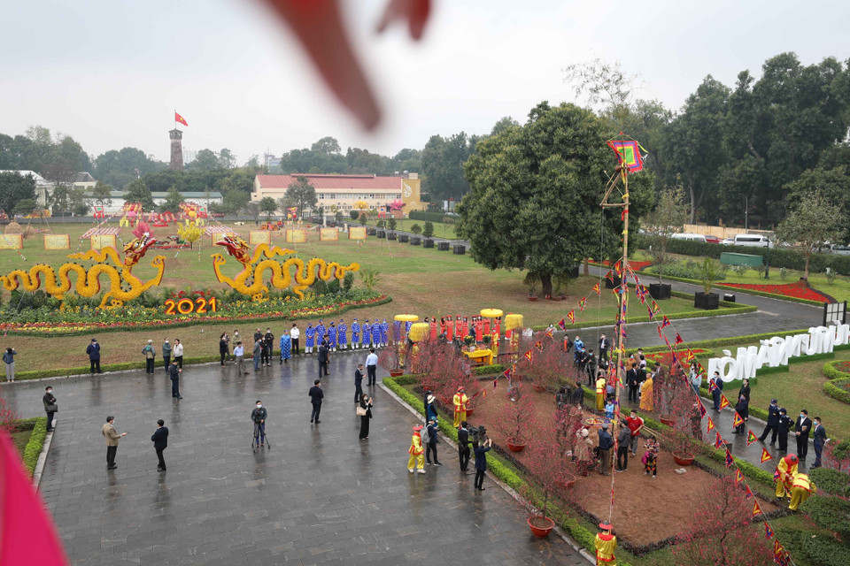 Cây nêu ngày Tết được dựng trong khu di sản thế giới Hoàng Thành Thăng Long. (Ảnh: Thanh Tùng/TTXVN)